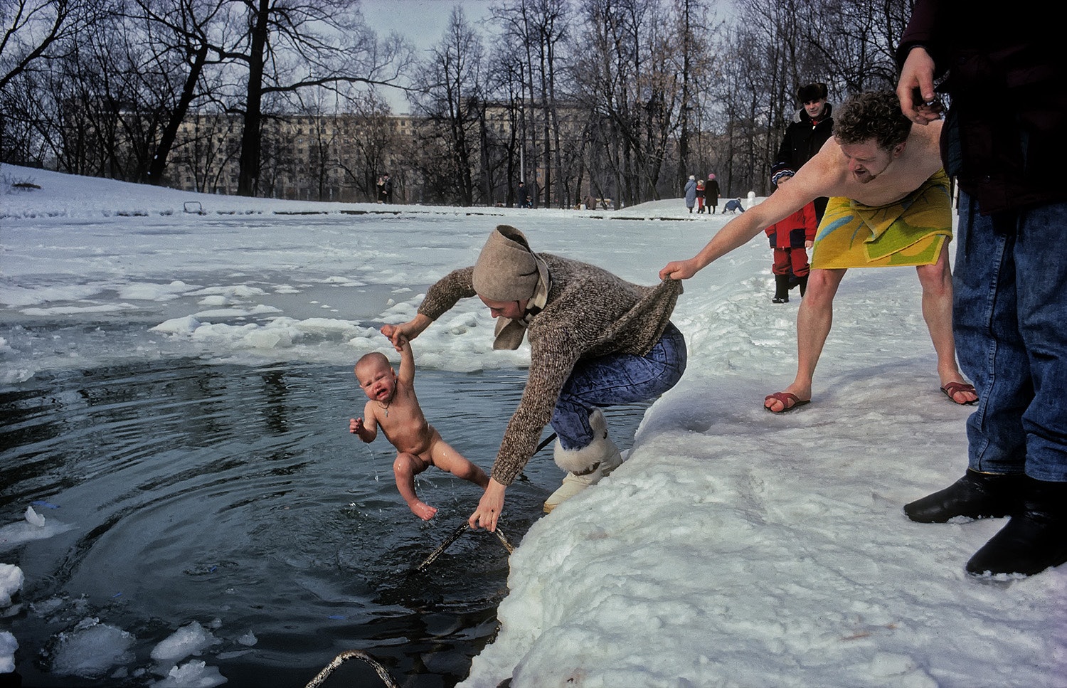 Мы идем купаться к запруде. Купание в проруби. Купание на крещение. Купание в проруби дети. Крещение приколы.