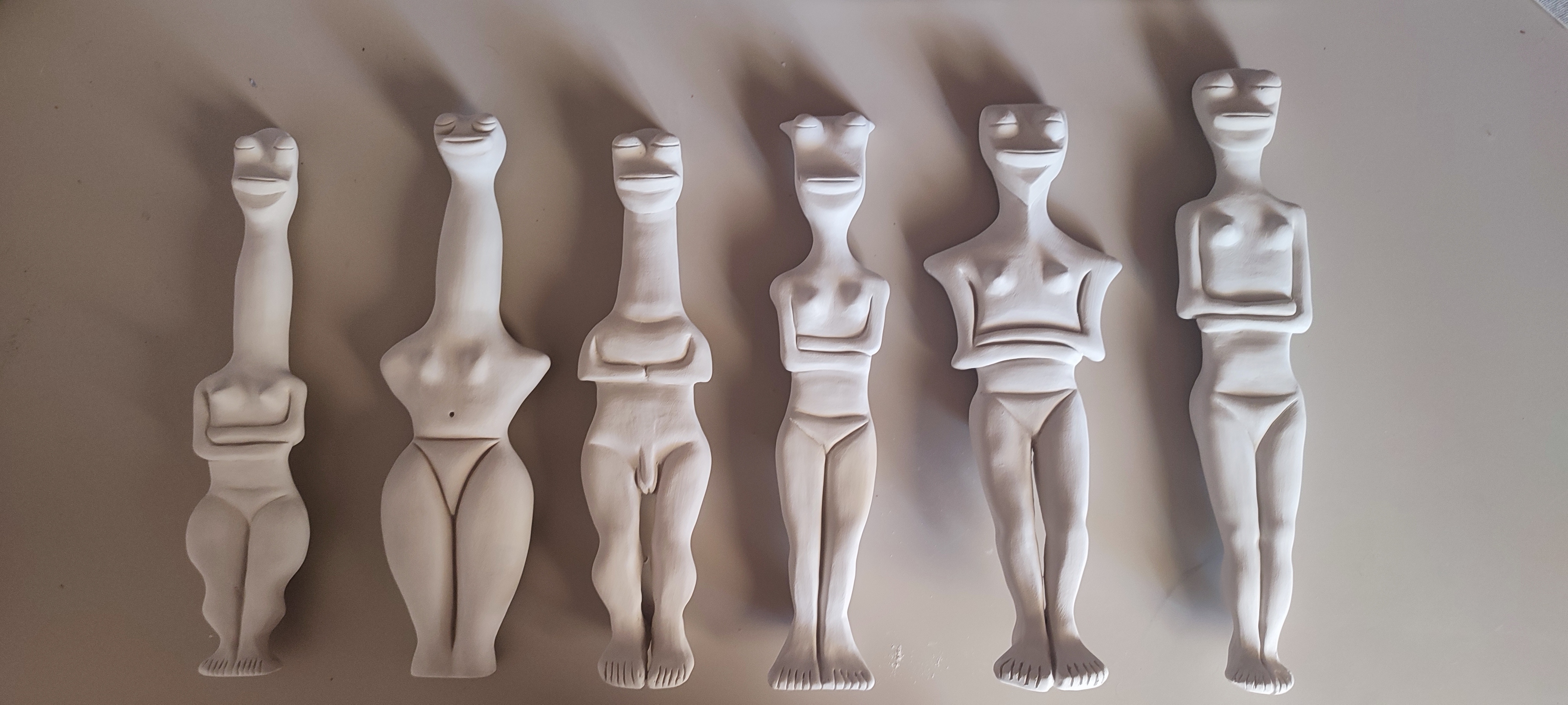 Folded arm frogs, stage 1 : unshaped and unglazed, white clay